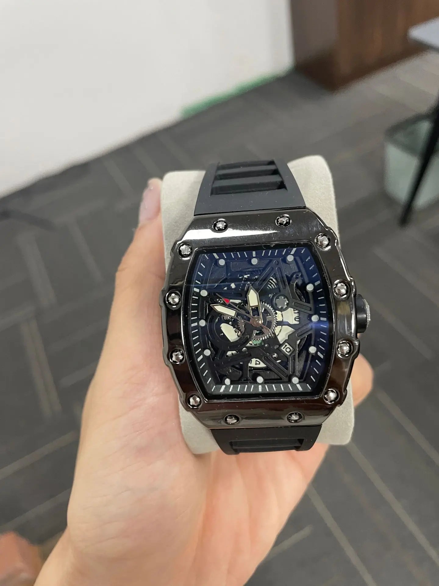 Luminous tonneau quartz watch with pentagram dial and silicone strap